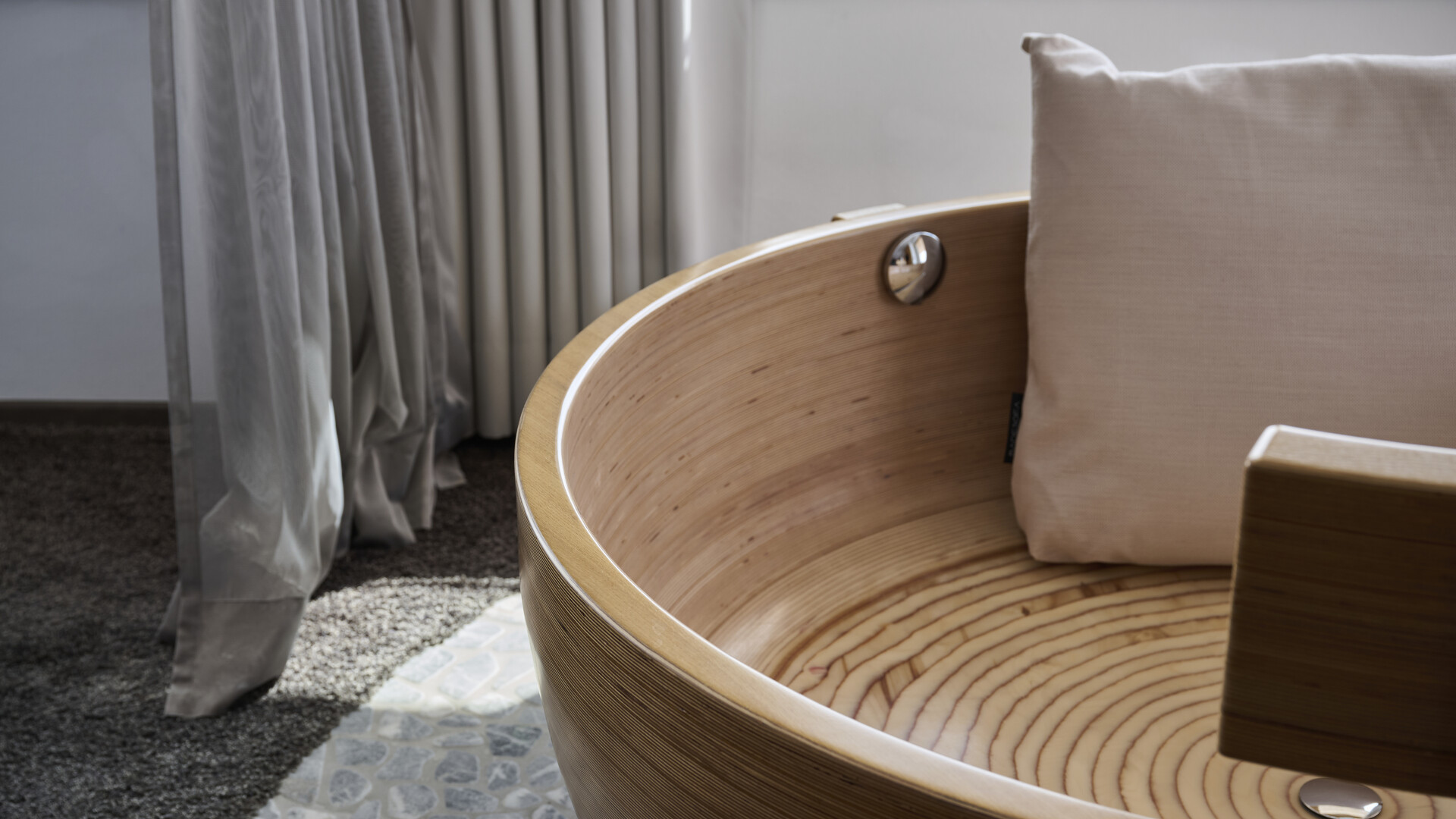 Freistehende Badewanne in der Suite Adlerhorst Suite Tal im Allgäu