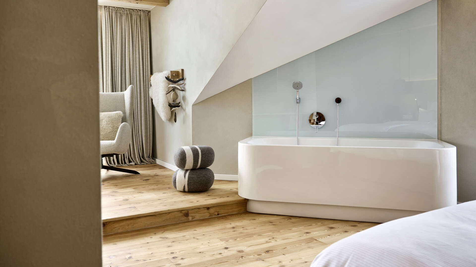Luxus-Suite mit Badewanne und großen Schlafzimmer
