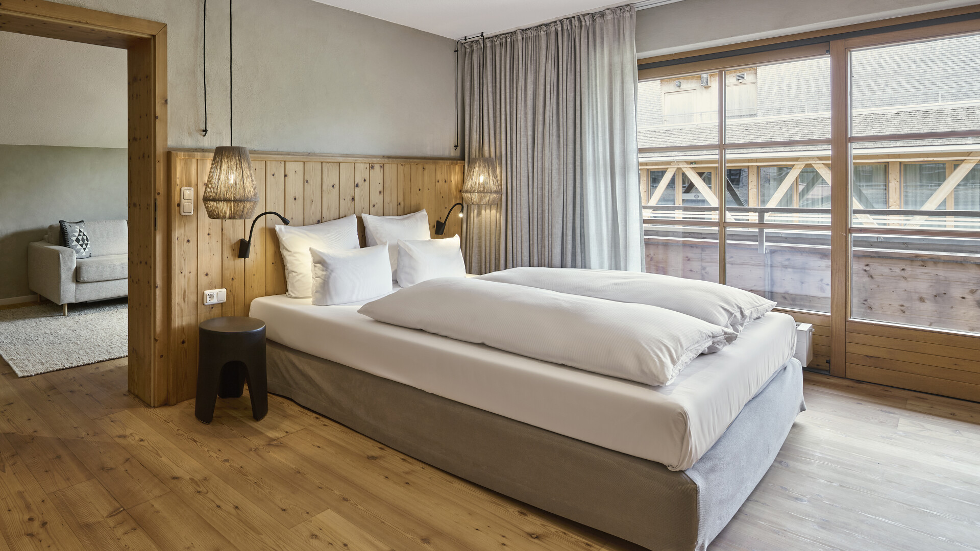 Getrenntes Schlafzimmer mit Balkon im Luxushotel HUBERTUS im Allgäu