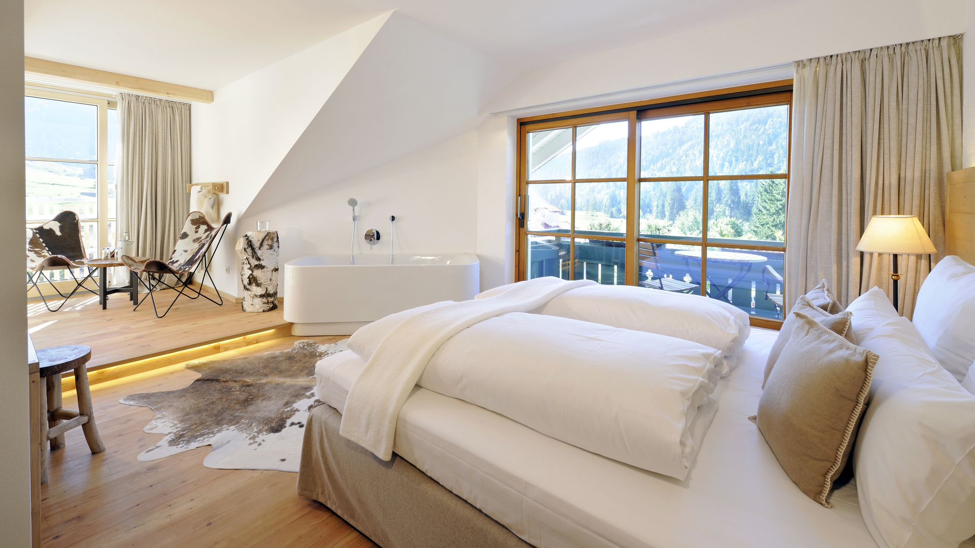 Wellnessurlaub im Allgäu mit eigener Badewanne und zwei Balkone.