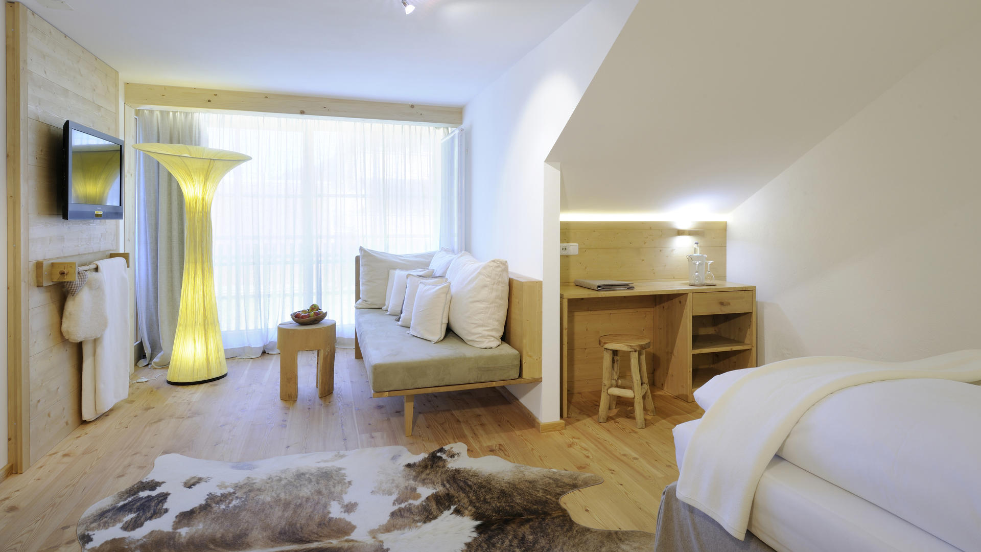 Zimmer mit großem Wohnbereich und Schlafzimmer für die perfekte Auszeit in den Allgäuer Alpen.