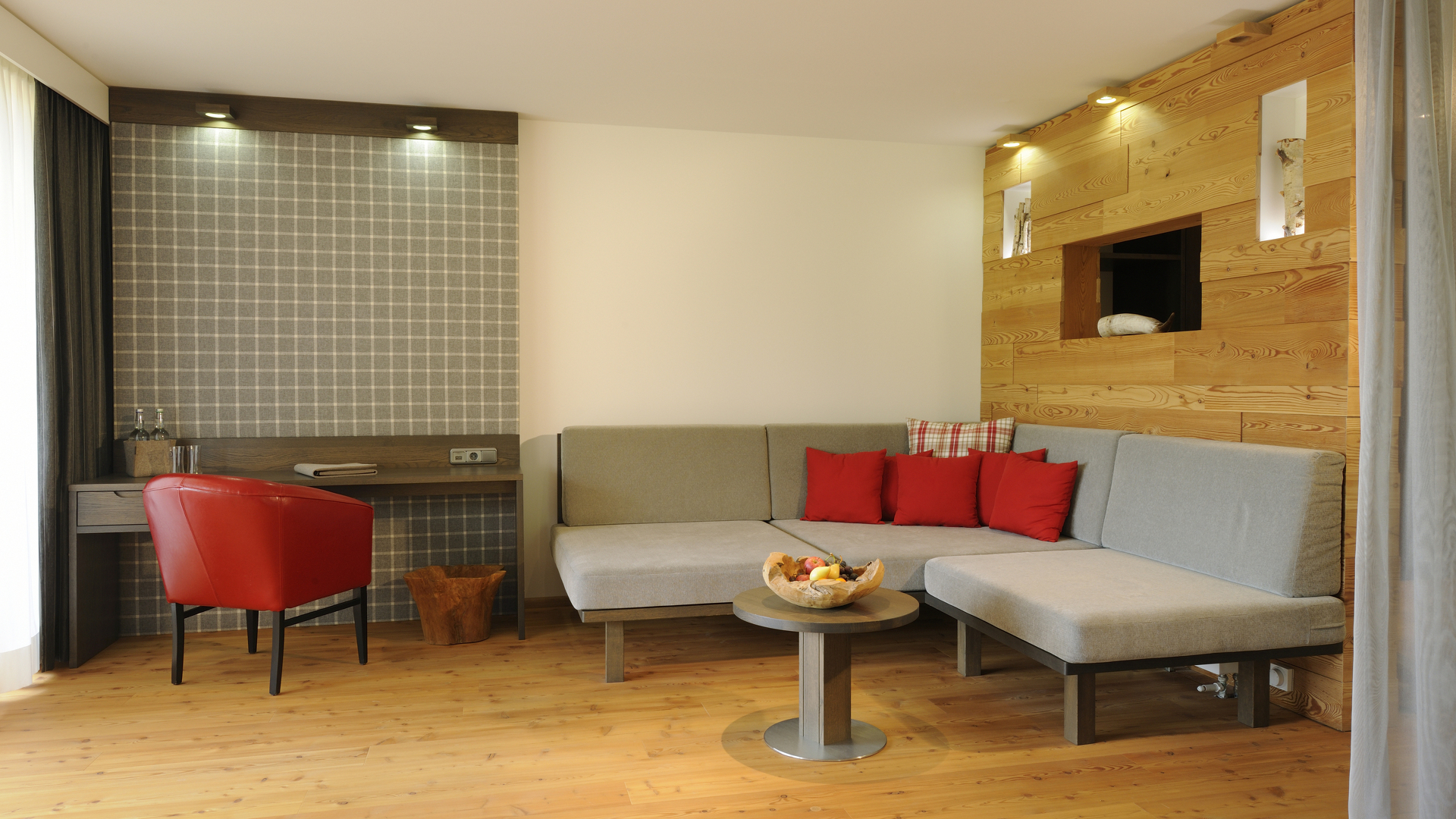Exklusive Suite mit großem Wohn- und Schlafbereich im Hotel HUBERTUS Mountain Refugio Allgäu.