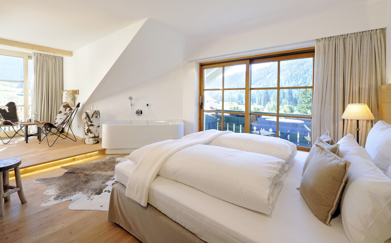 Einzigartige Zimmer und Suiten im Wellnesshotel HUBERTUS mit Blick in die Allgäuer Alpen.