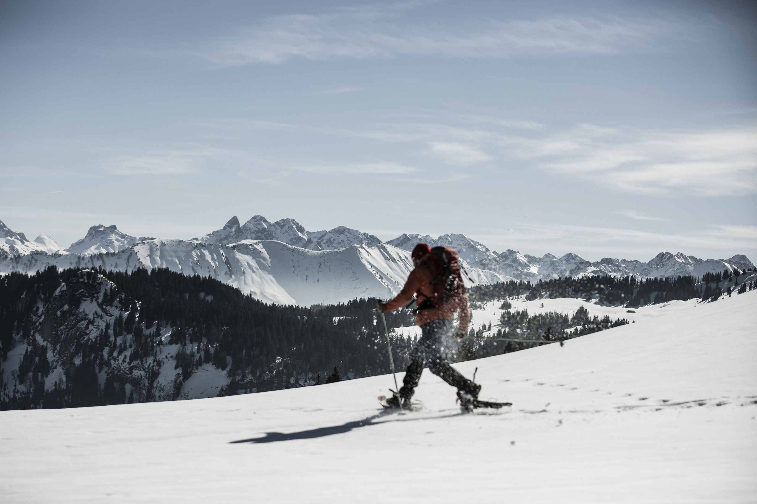 Winterliche Naturlandschaft mit Schneeschuhwanderungen durch die Allgäuer Alpen.