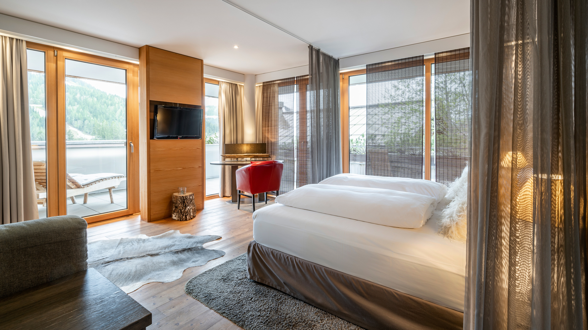Großes Hotelzimmer im Allgäu mit Eckbalkon für Wellnessurlaub
