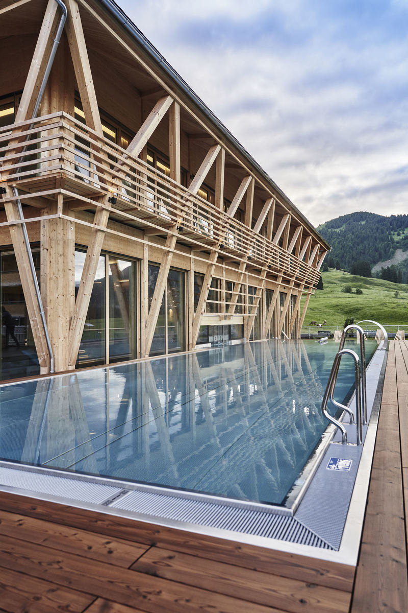Wellnessbereich mit Infinity-Pool in den Allgäuer Alpen