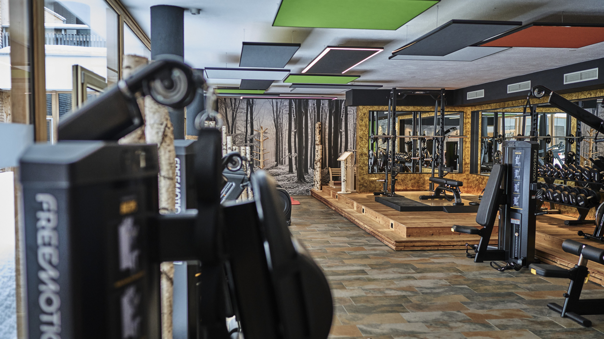 Kraft und Beweglichkeitstraining im Indoor-Fitnessbereich des HUBERTUS.