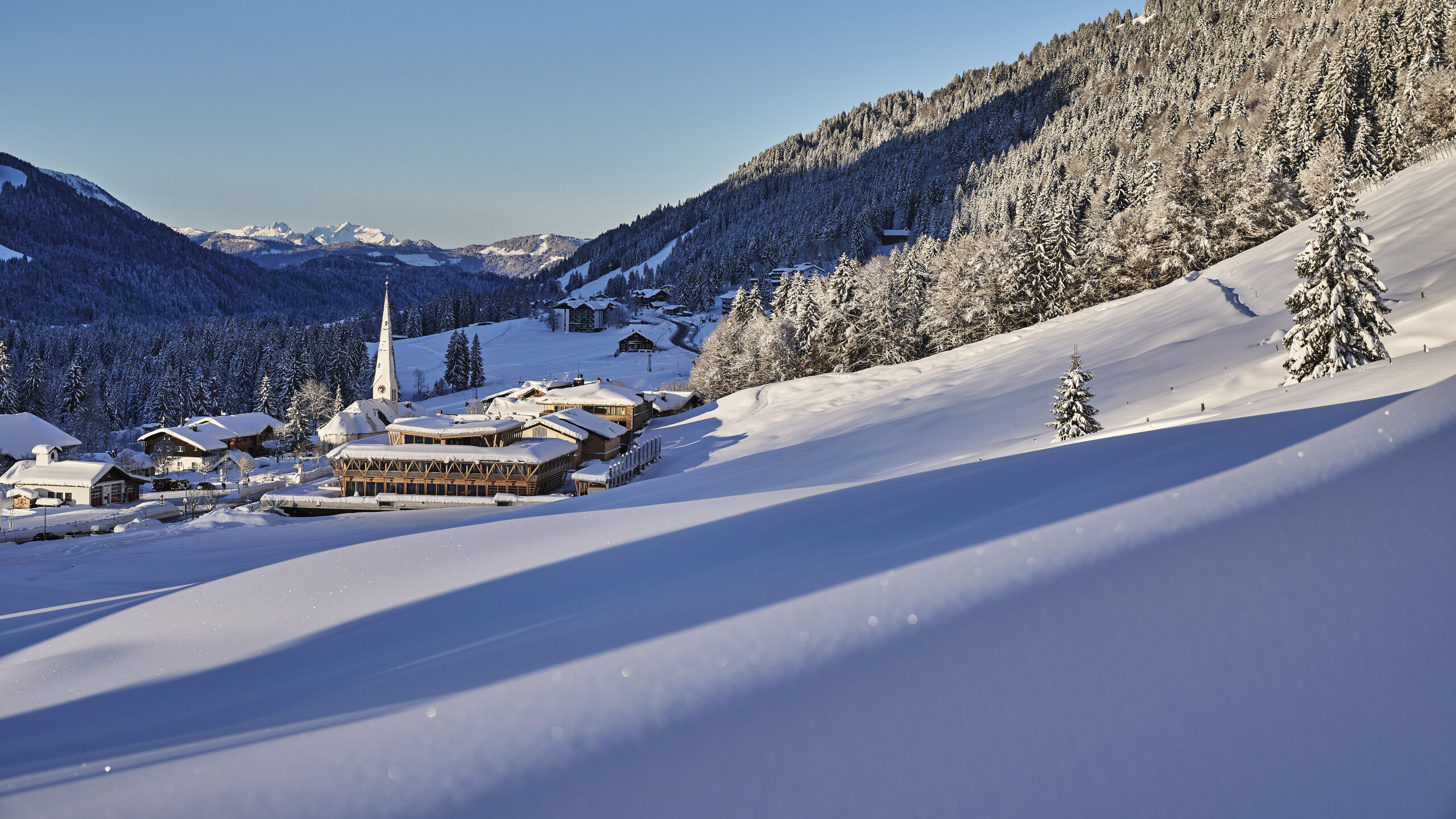 Winterlandschaft von Balderschwang mit der Außenansicht des Wellnesshotel HUBERTUS