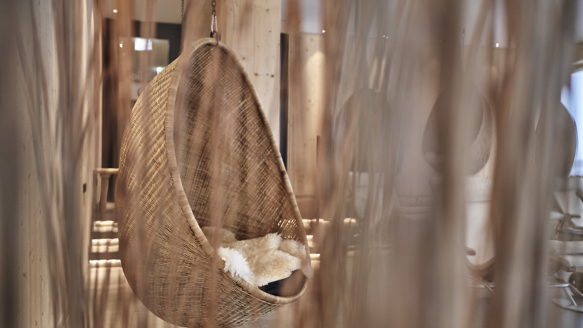 Ruheräume mit Hanging Eggs im Luxushotel Allgäu