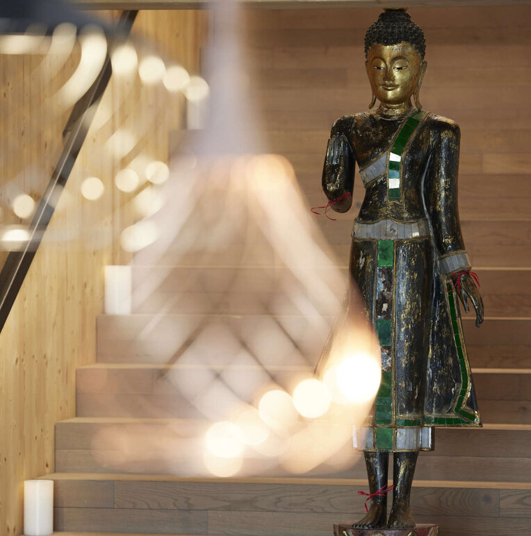 Treppenhaus mit Buddha im Wellnesshotel HUBERTUS