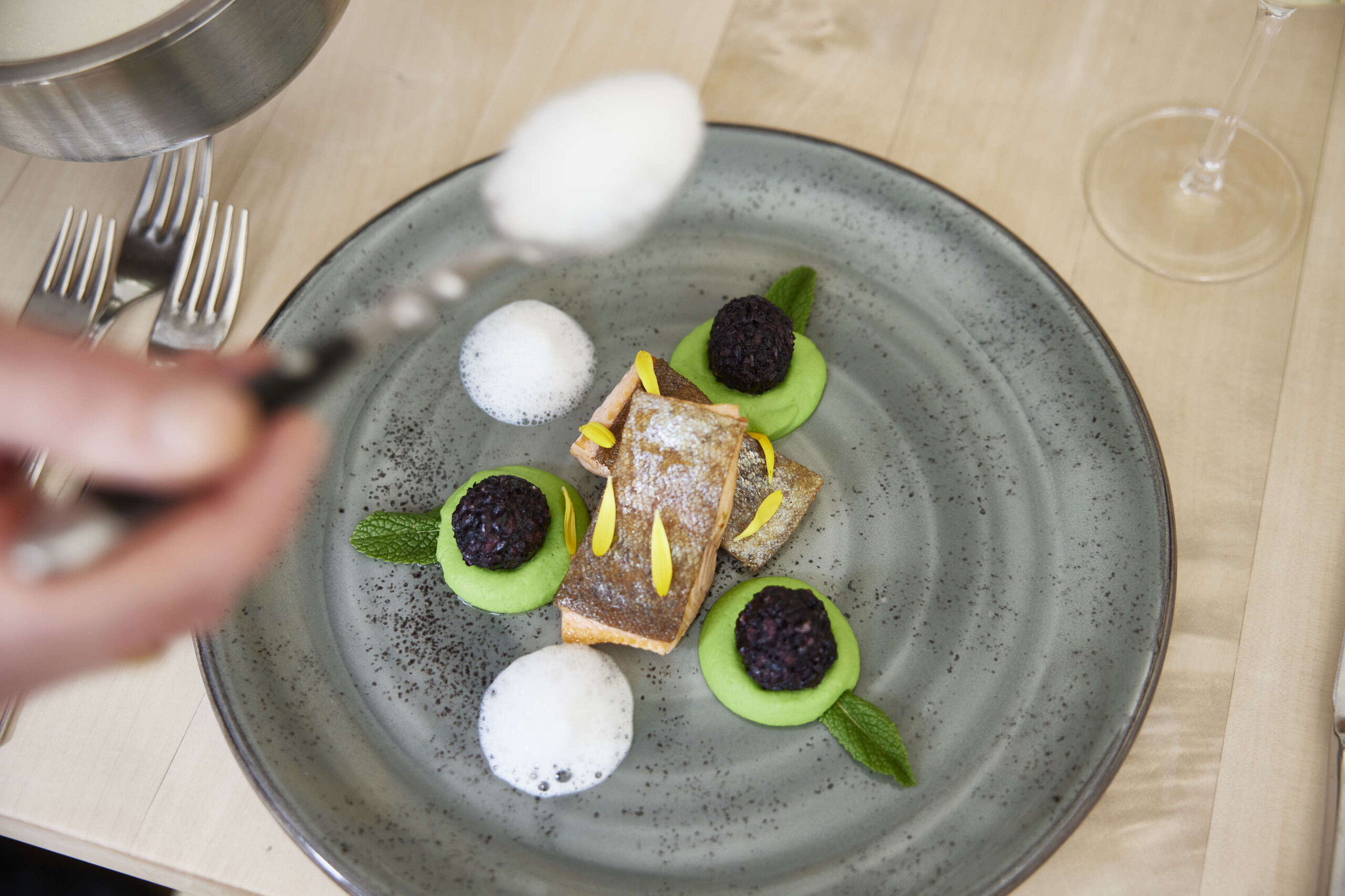Confierter Lachs in der Kulinarik im Luxushotel HUBERTUS im Allgäu