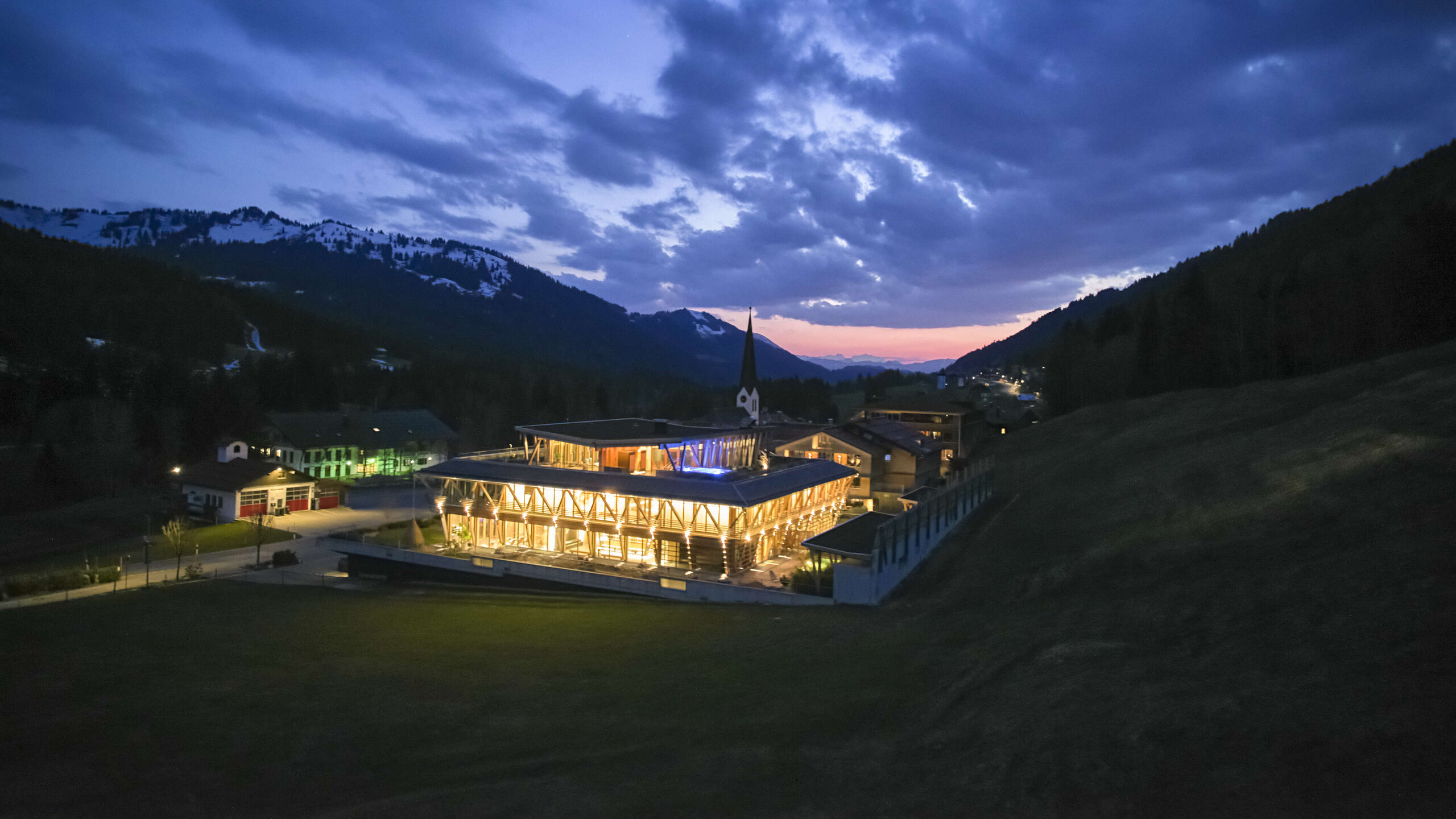 Blaue Stunde in Balderschwang mit Außenansicht des HUBERTUS Mountain Refugio
