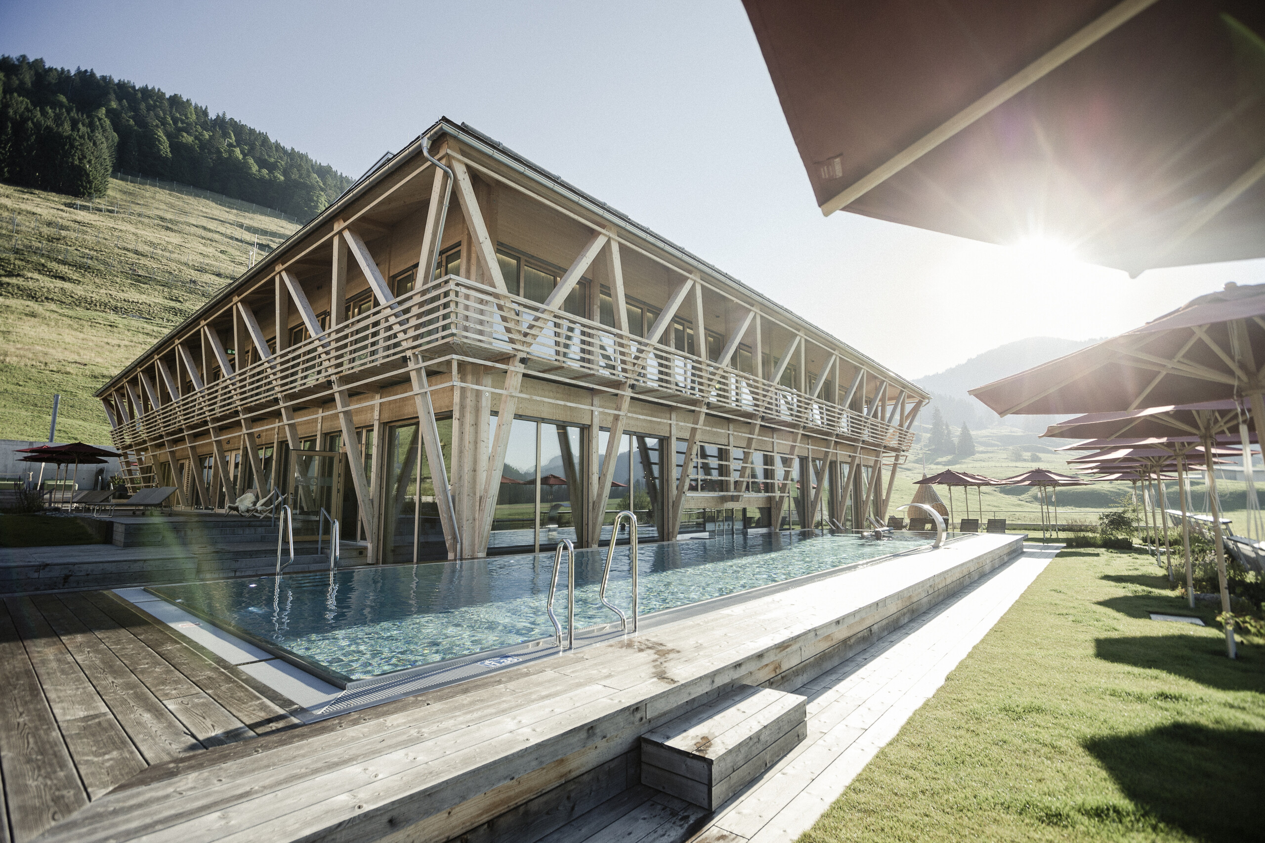 Infinity-Pool mit Spa-Gebäude des Luxushotels HUBERTUS im Allgäu